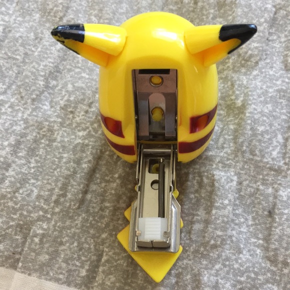 🐥 POKÉMON Pikachu mini stapler - Picture 4 of 5